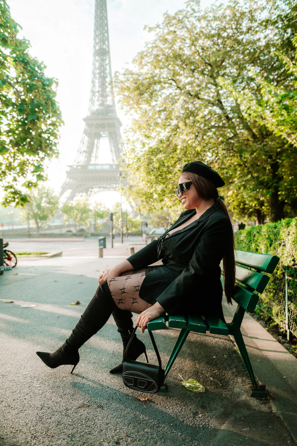 Photoshoot woman Paris eiffel tower