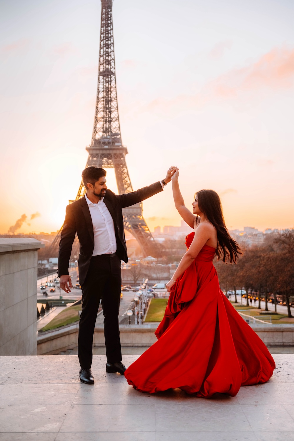 Couple Paris Eiffel Tower Photoshoot